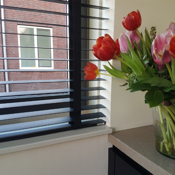 Zwarte jaloezie keuken