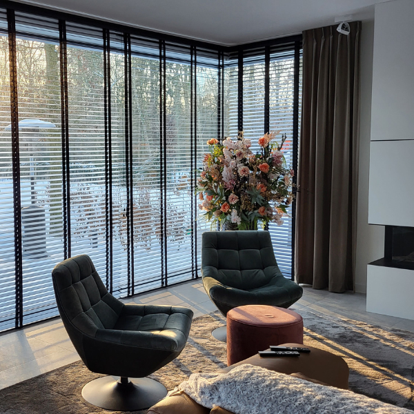 Groot raam jaloezieen