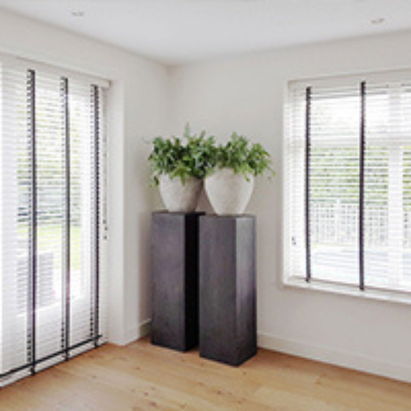 Witte houten jaloezieën met contrasterend band