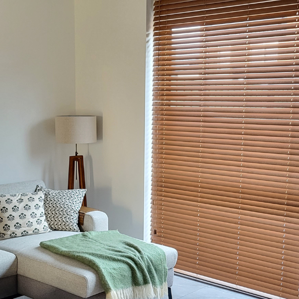 Bruine houten jaloezie woonkamer