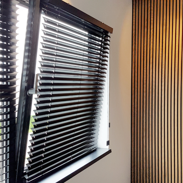 Aluminium jaloezie draaikiepraam open