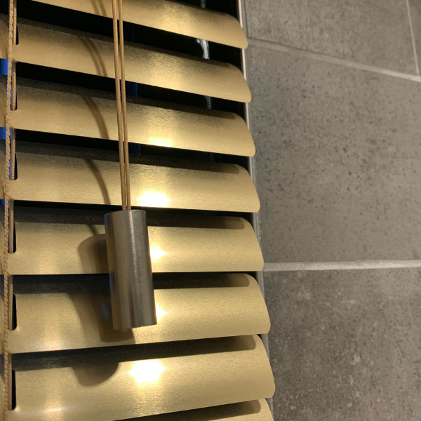 Aluminium jaloezie goud close up