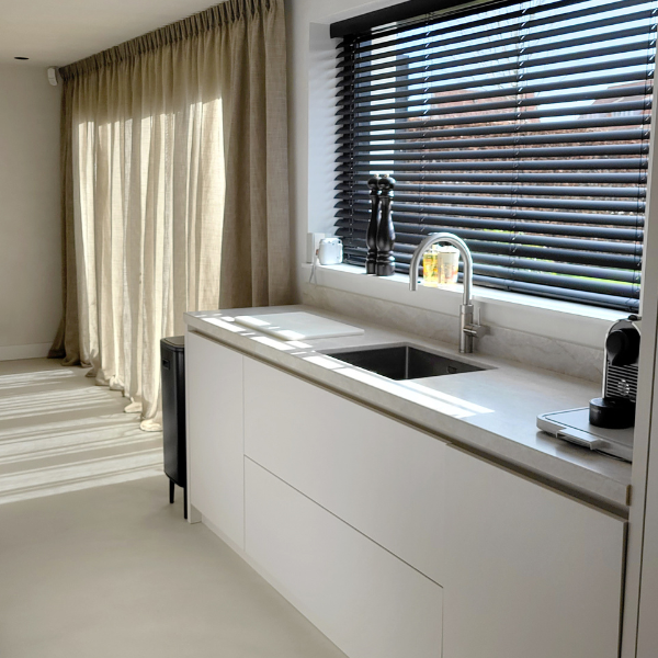 Aluminium jaloezie zwart keuken