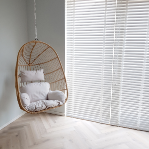 Witte houten jaloezieën woonkamer