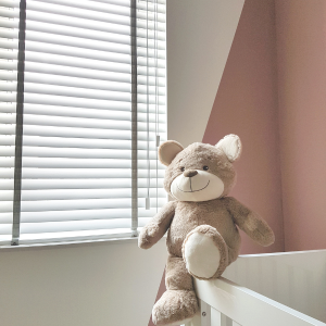 Witte houten jaloezie met contrasterend ladderband