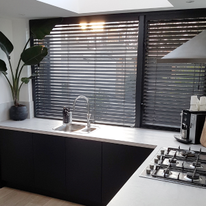 Zwarte houten jaloezie keuken