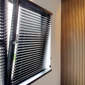 Aluminium jaloezie draaikiepraam open