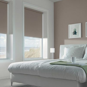 rolgordijnen slaapkamer beige